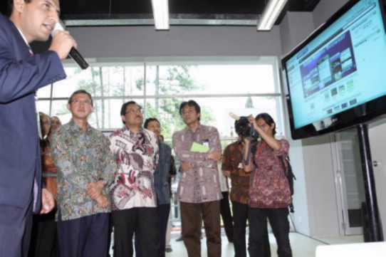 ӡͨŲMarzan A. IskandarǰcTelkomsel CEO Sarwoto AtmosutarnoǰJ(rn)^AL(zhng)TEʾ